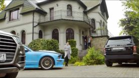 Он уволил собственную мать с работы